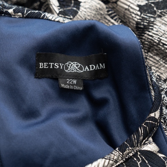 Betsy & Adam. Plus Size Layla Halter Top Foil Print Gown. - Picture 4 of 11